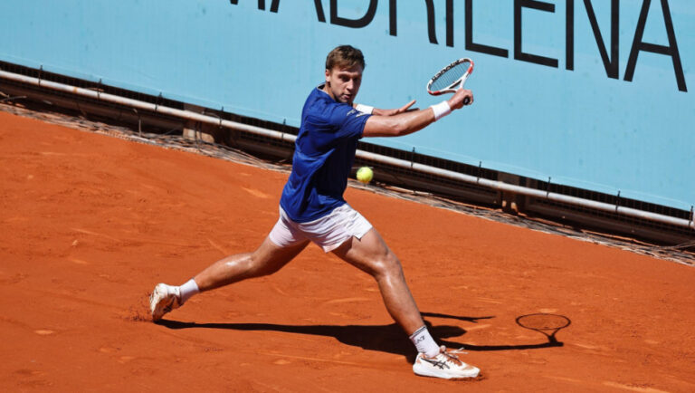 Međedović pobedio De Minora i prošao u četvrtfinale ATP turnira u Barseloni