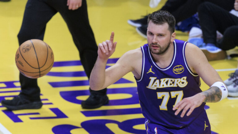 Luka Dončić povređen u pobedi LA Lejkersa nad Filadelfijom: Sledi dijagnostika