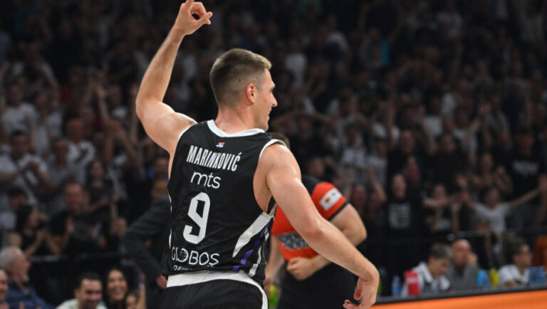 Vanja Marinković ispred Beogradske arene smiruje navijače: Stranci ne znaju šta se događa